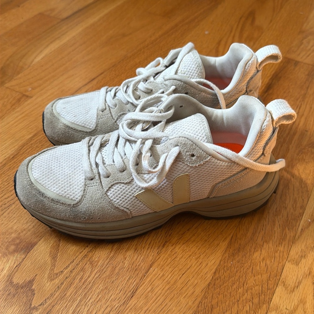 Vejas Venturi II shoes size 8